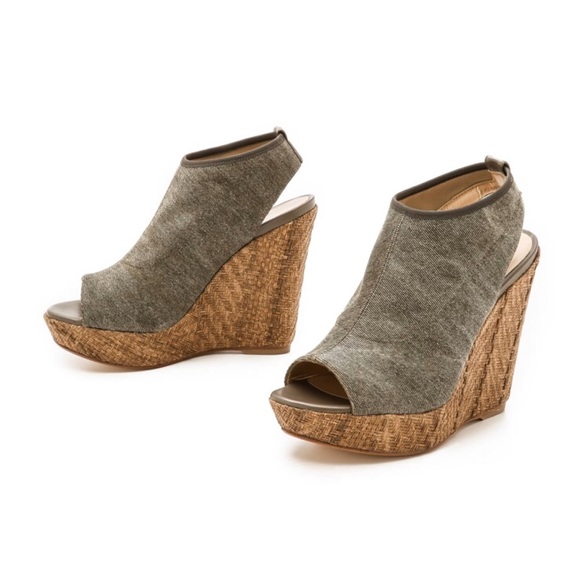 Stuart Weitzman Shoes - Stuart Weitzman Glover Sandal, Chino